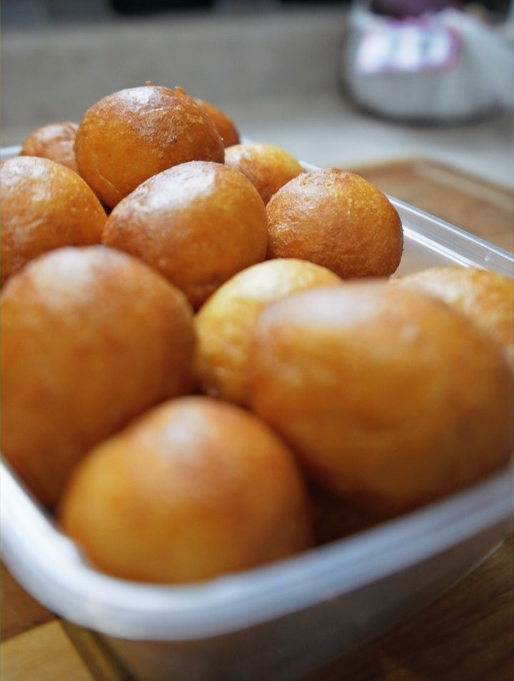  A bowl of fresh Ghanaian Bofrot