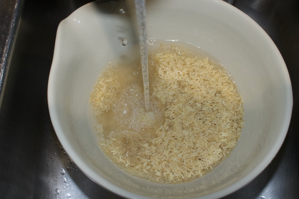 Washing long grain rice helps reduce starch content